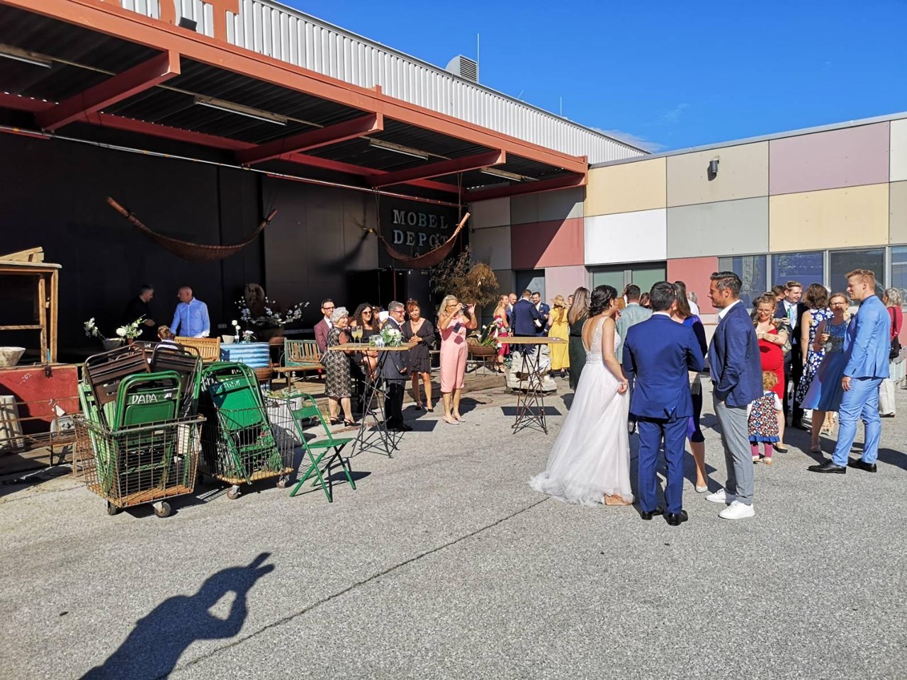 Möbeldepot One Of A Kind Informatie over de balzalen Terras en parkeergelegenheid