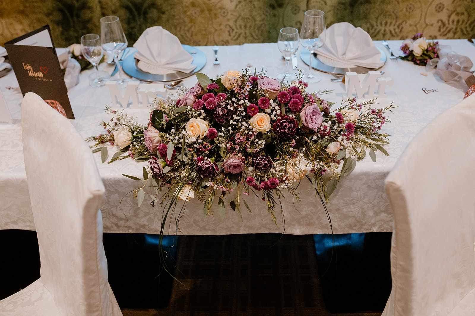 Hochzeit: ein Bouquet am Brauttisch - Sportresort Alpenblick Zell am See