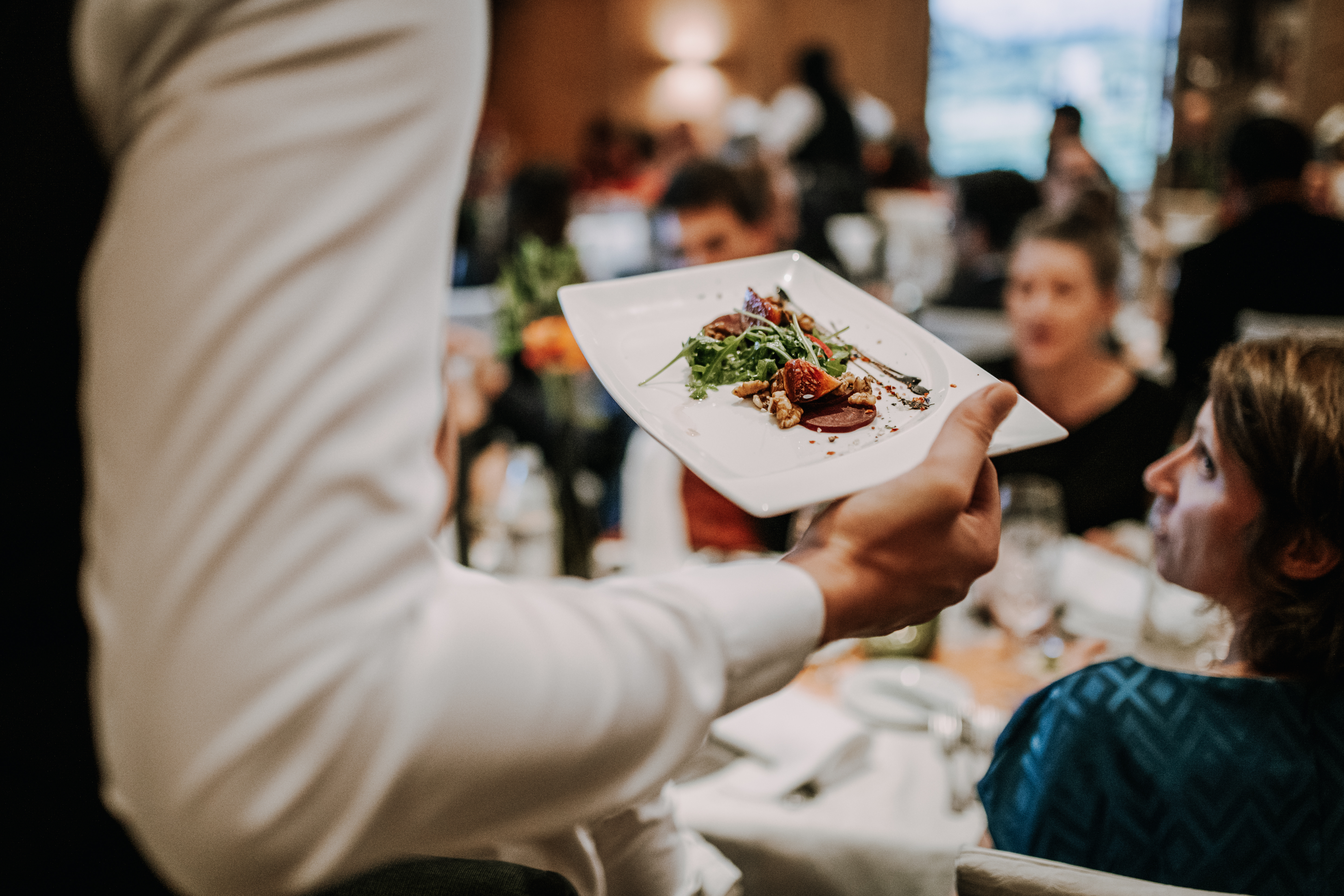 Hochzeit: Hochzeitsessen serviert - Sportresort Alpenblick Zell am See