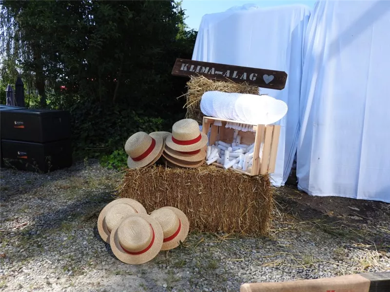 Hochzeitslocation: Hochzeitsdeko beim Eingang des Gewächshauses  - Der Rosengarten - Ihre Traum-Eventlocation