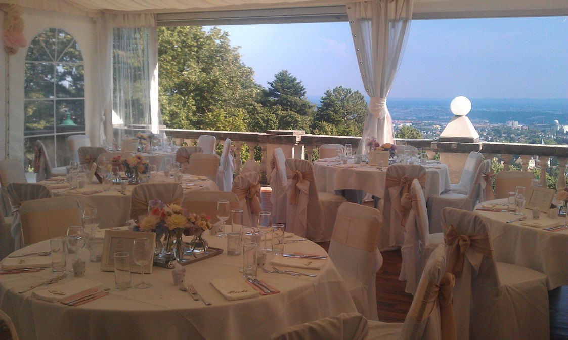Hochzeit: Rundbestuhlung auf der Terrasse mit Blickrichtung Wien - Austria Trend Hotel Schloss Wilhelminenberg