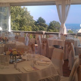 Hochzeit: Rundbestuhlung auf der Terrasse mit Blickrichtung Wien - Austria Trend Hotel Schloss Wilhelminenberg