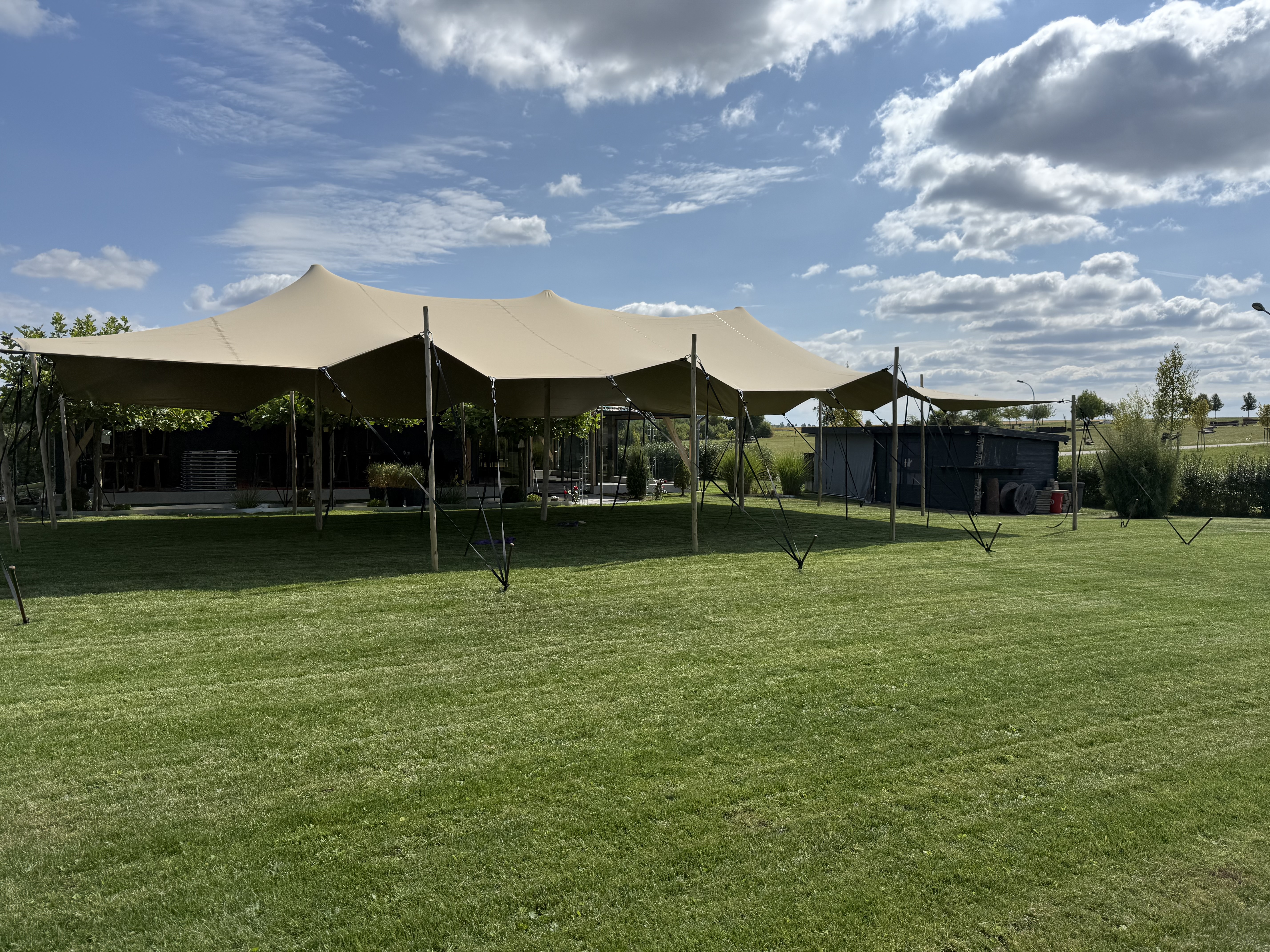 Hochzeit: Strechzelt ideal für freie Trauungen auf der tollen Grünanlage - 1a EVENTMEILE