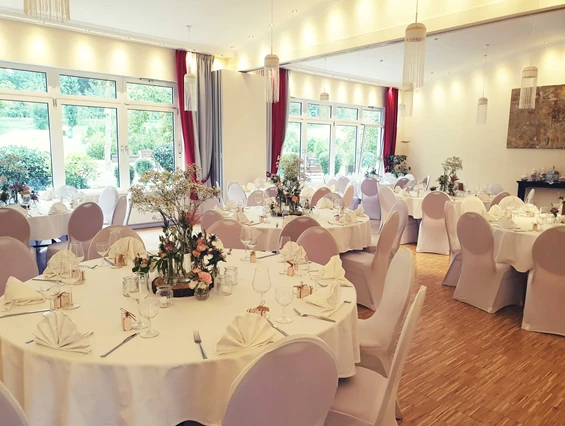 Hochzeit: Festsaal  - Schmatz Catering - Schlosshotel Domäne Walberberg