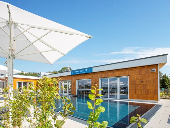 Hochzeit: Außenpool - MAREMÜRITZ Yachthafen Resort