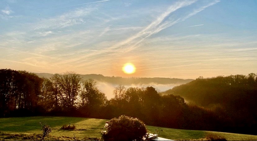 Hochzeit - Velbert - Wie in einer anderen Welt, die Fernsicht vom kleinen Backhaus aus - Zwischen Efeu und Rosen