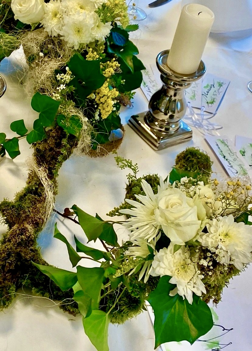 Hochzeit - Velbert - Ein Beispiel für eine Blumendekoration - Zwischen Efeu und Rosen