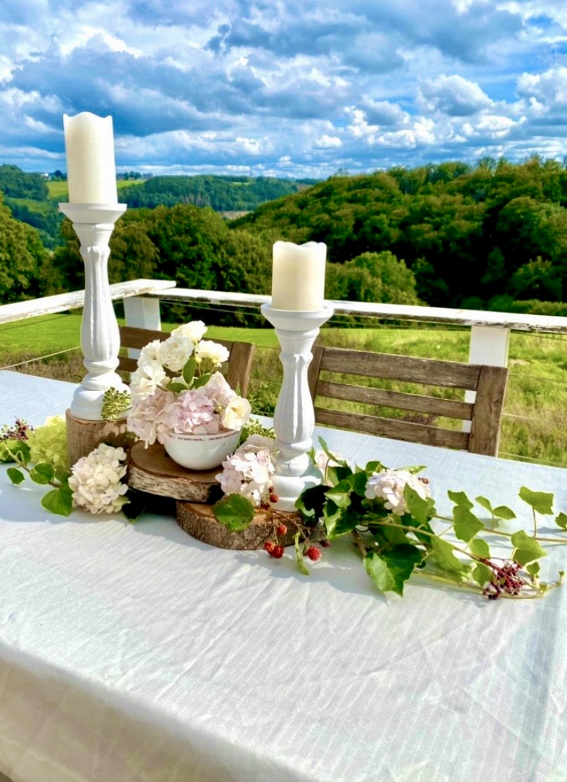 Hochzeit: Ein Dekorations Beispiel - Zwischen Efeu und Rosen