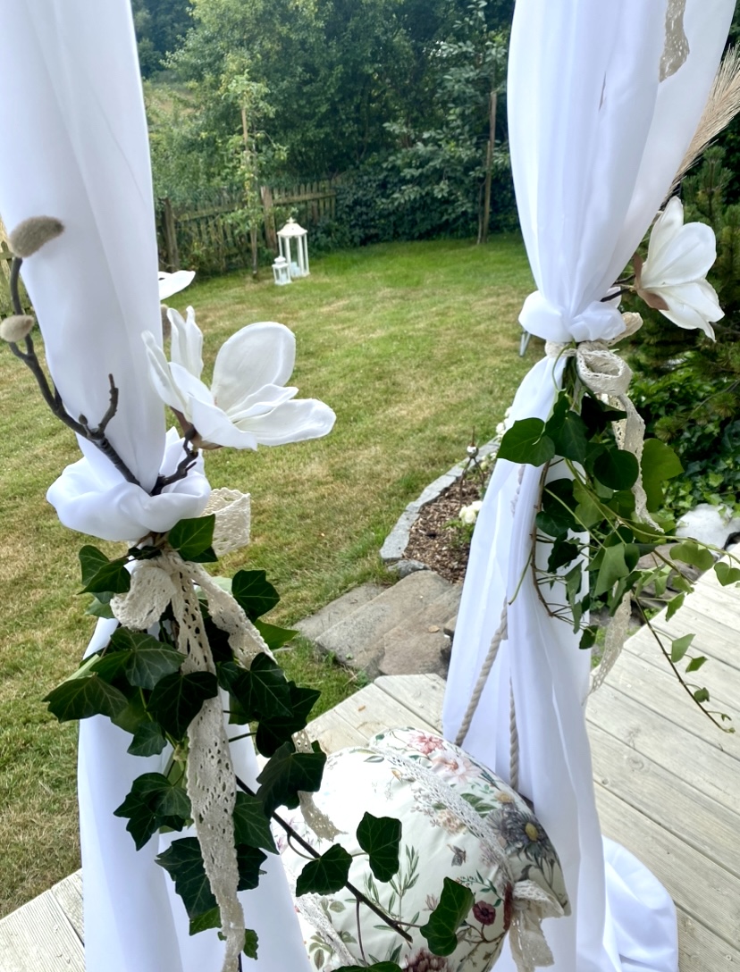 Hochzeit: Zwischen Efeu und Rosen