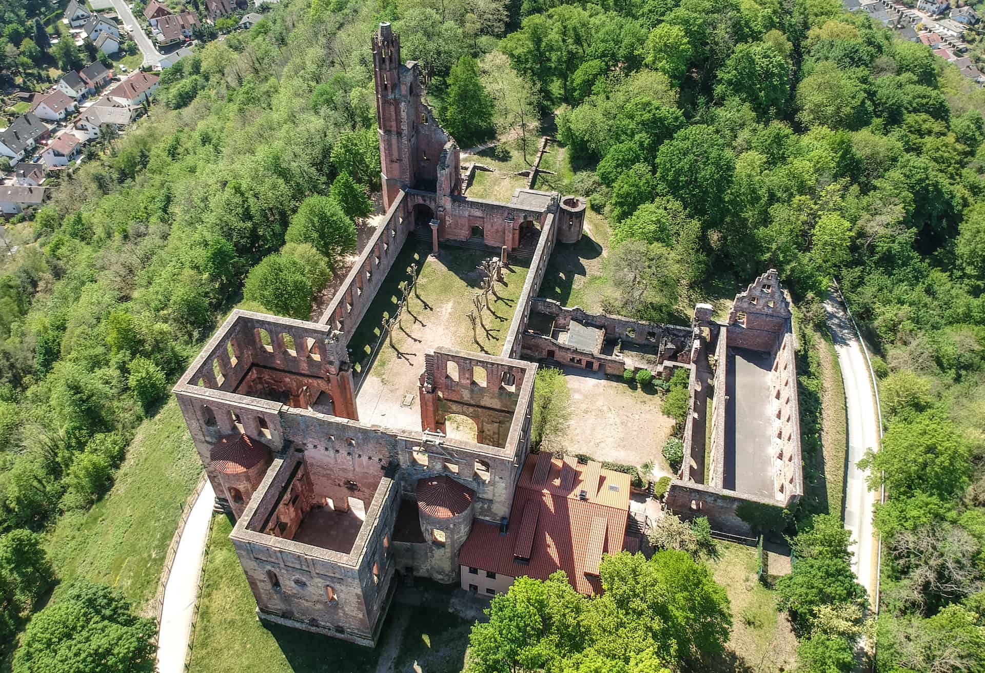 Hochzeitslocation: die Klosterruine aus der Vogelperspektive  - KONRAD2 auf der Klosterruine Limburg