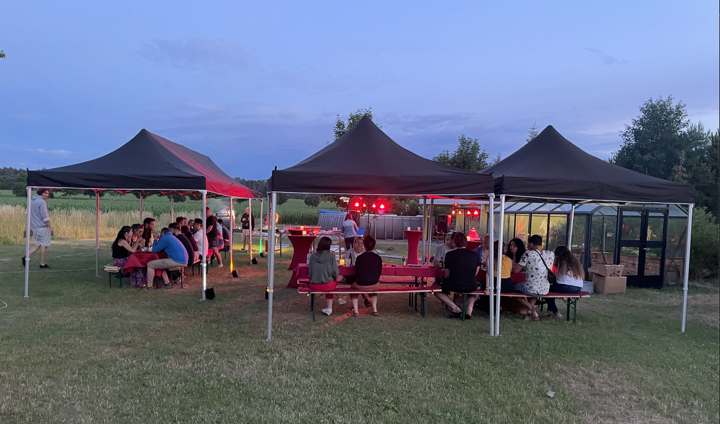 Hochzeit - Sachsen-Anhalt - Kleines Gartenfest mit Pavillions - The Farm and Friends