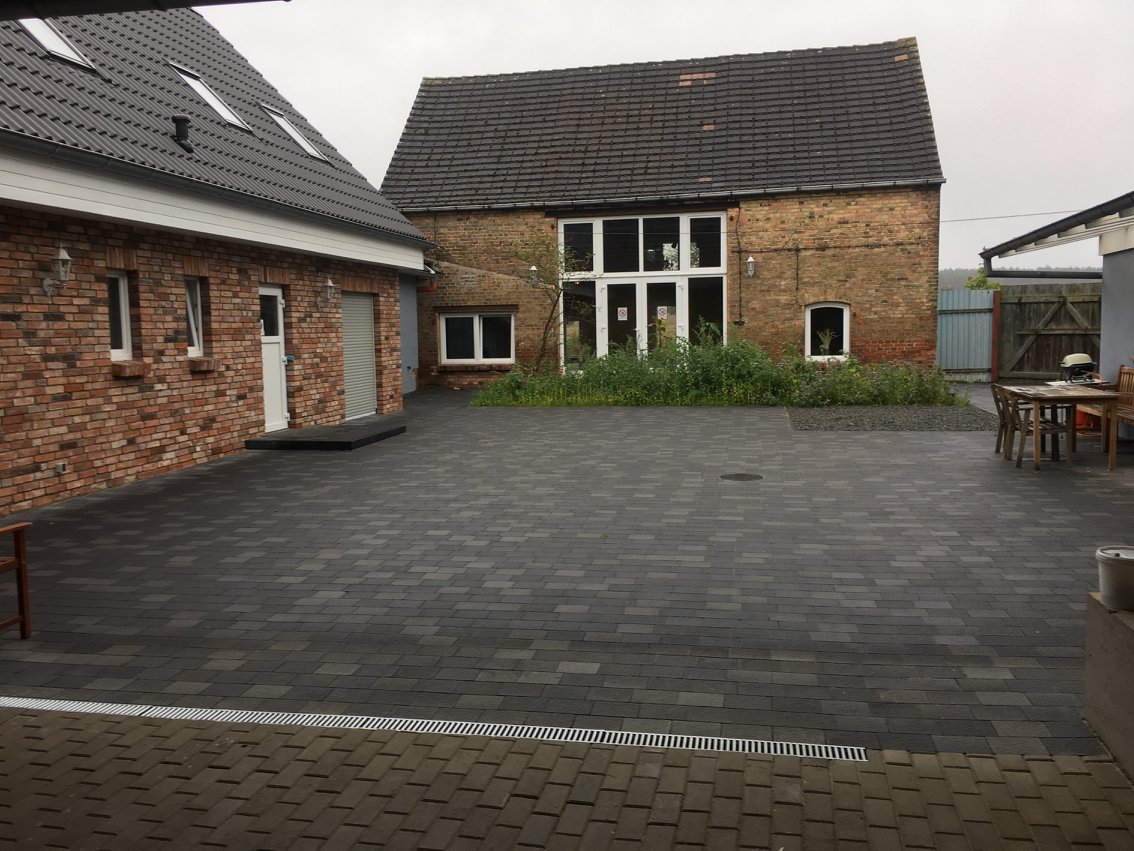 Hochzeitslocation: Innenhof Vierseitenhof - The Farm and Friends