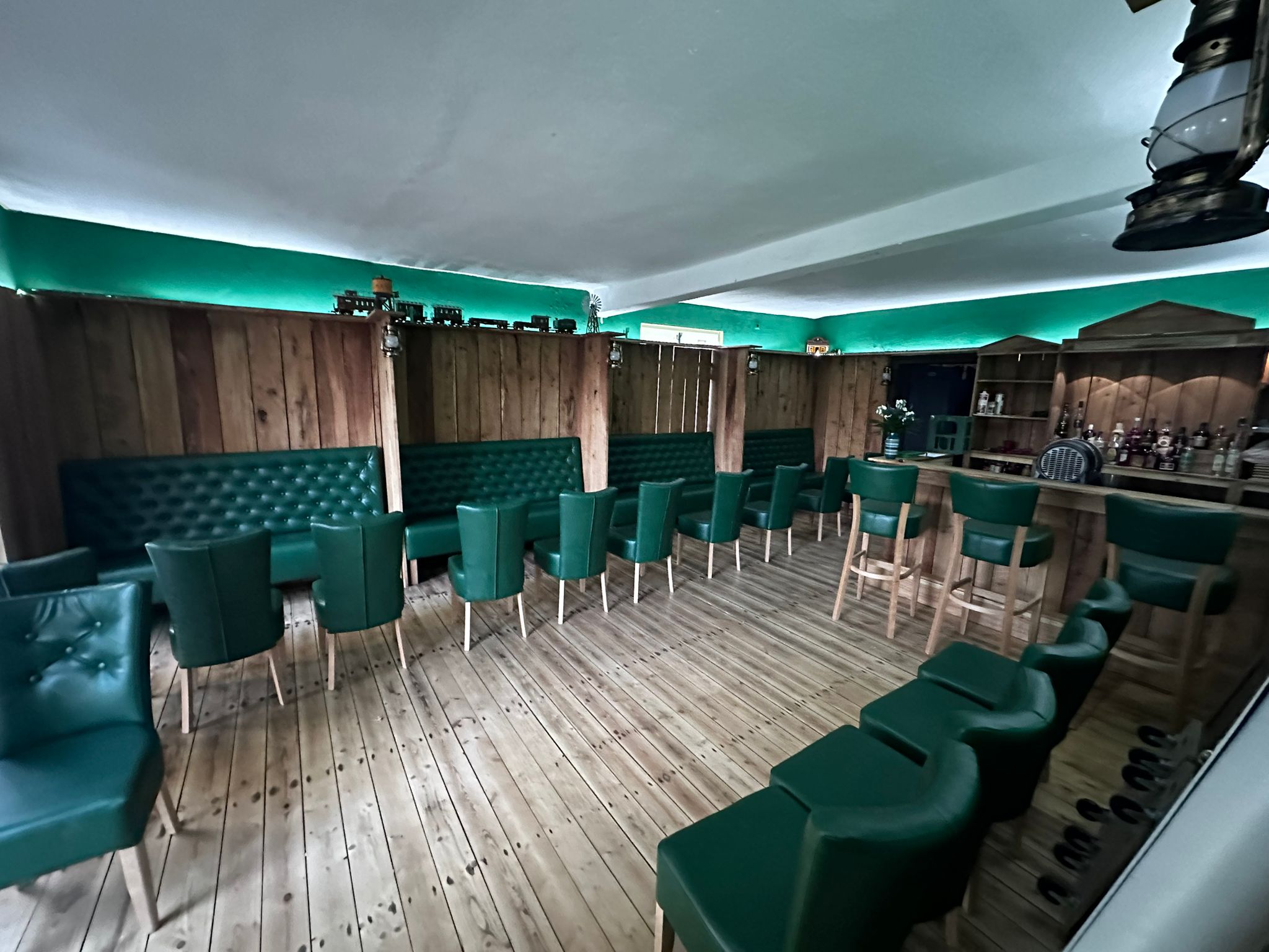 Hochzeitslocation: Kneipe : The 3 Legged Cat - The Farm and Friends