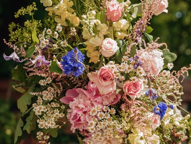 Hochzeit: Traubogen Floristik Blumengesteck freie Trauung - Festhof Nirgendwo