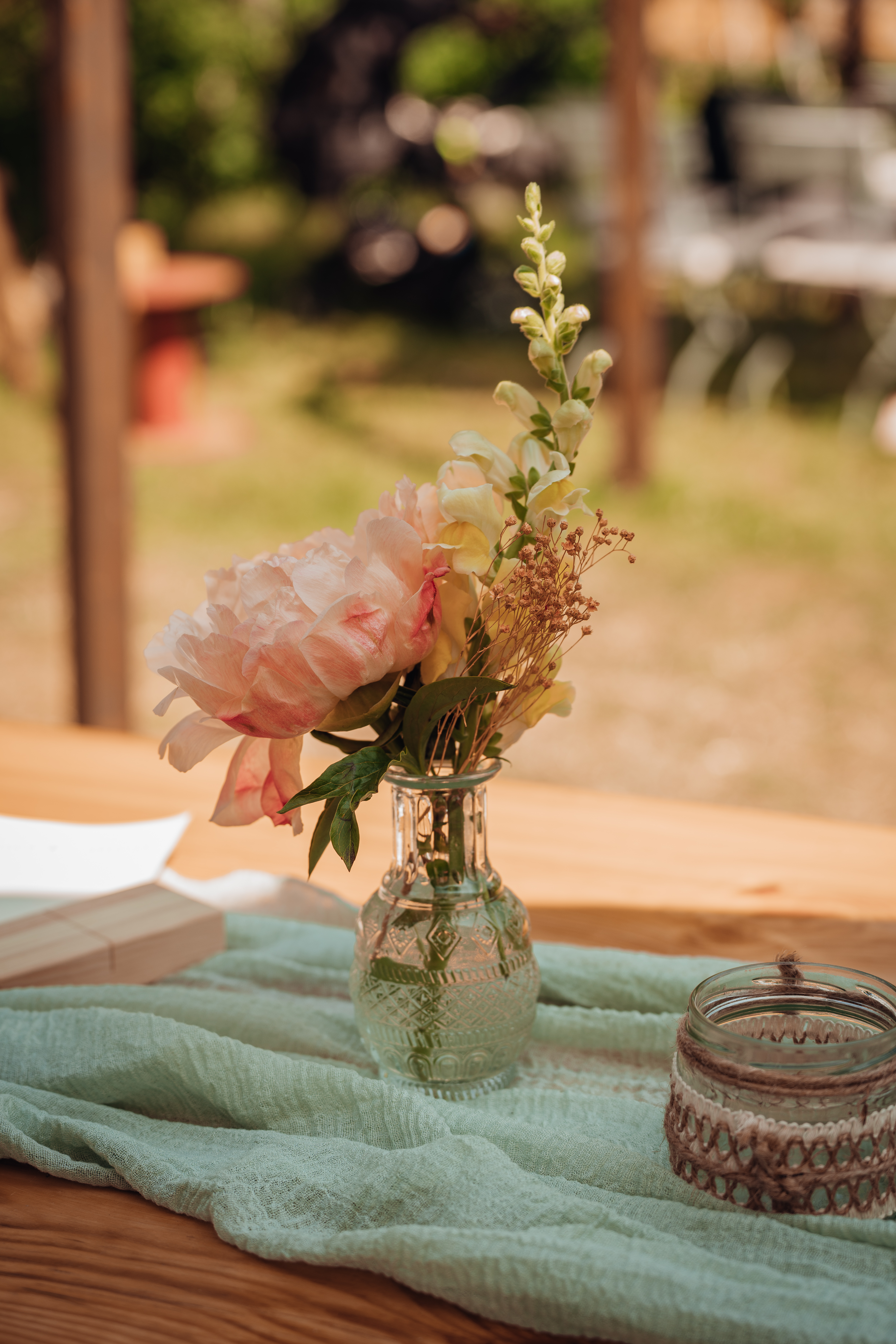 Mariage - Hochzeits-Stil: Boho - Allemagne - Tischdekoration und Blick in den Garten bei einer freien Trauung  - Festhof Nirgendwo 