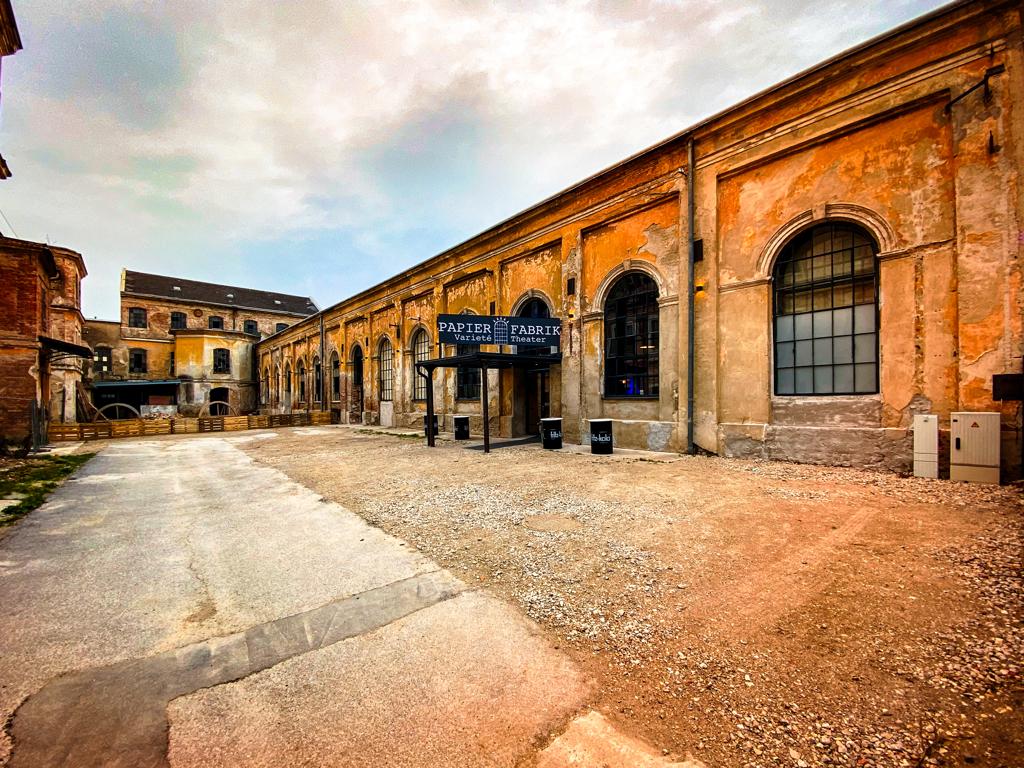 Hochzeitslocation: Außenbereich - Papierfabrik Varieté Theater