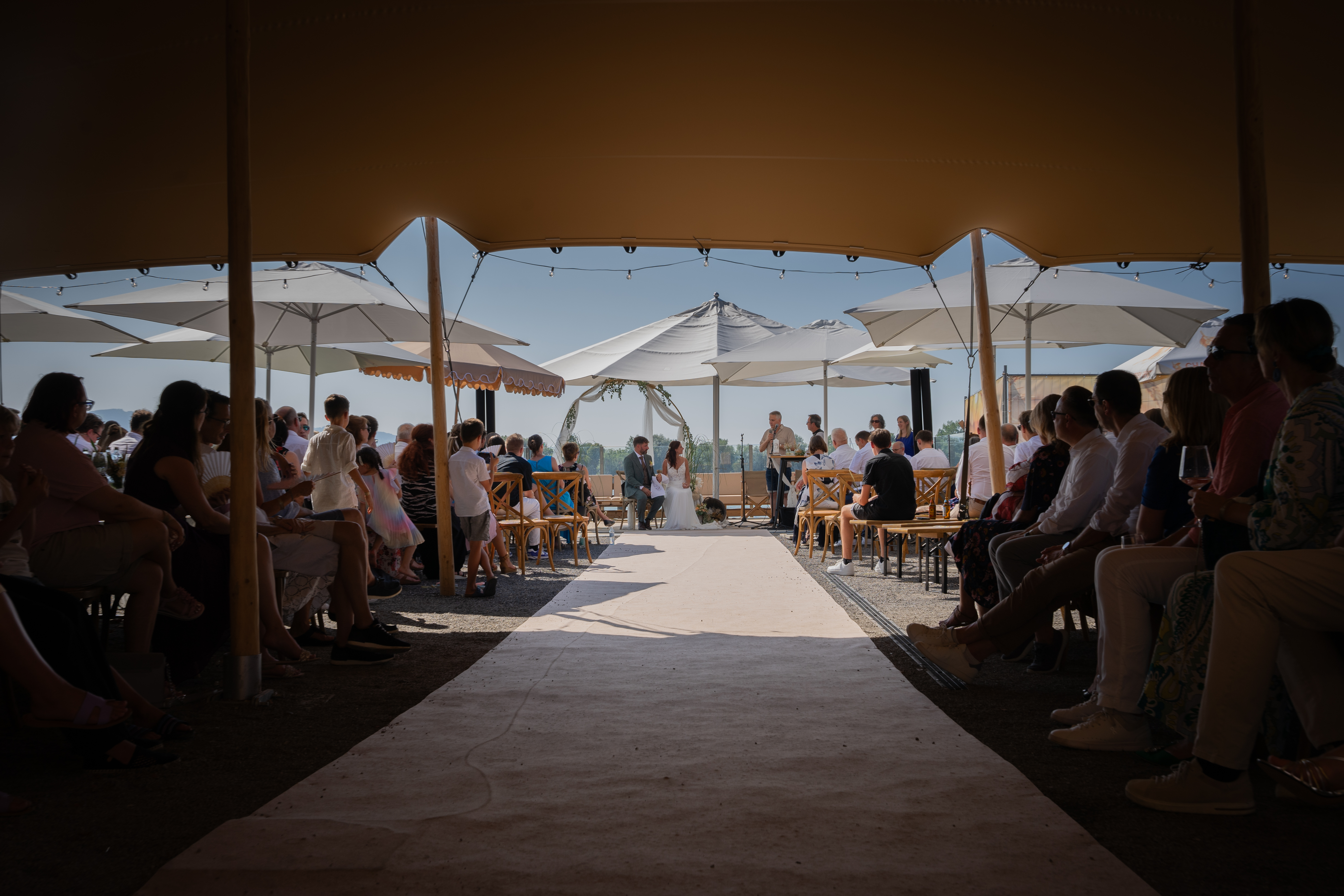 Hochzeit: Auf dem Weg zur Trauung mit Überdachung Stretch Tent Bodensee Heaven7 - HeavenSeven Strandhaus am Bodenseeufer