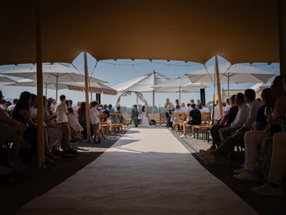 Mariage - Hefenhofen - Auf dem Weg zur Trauung mit Überdachung Stretch Tent Bodensee Heaven7 - HeavenSeven Strandhaus am Bodenseeufer