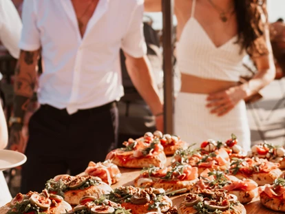 Mariage - Hefenhofen - Antipasti Pitas Bodenseeufer Hochzeit Gäste - HeavenSeven Strandhaus am Bodenseeufer