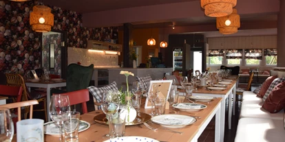 Hochzeit - Bad Herrenalb - Blick in Richtung Eingang mit Theke im Hintergrund - EvenTraum Lola