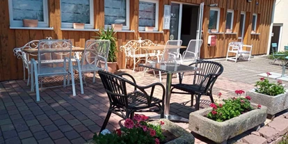 Hochzeit - Bad Herrenalb - Terrasse vor der Location die auch mit Zelten oder Pavillons ausgestattet werden kann - EvenTraum Lola