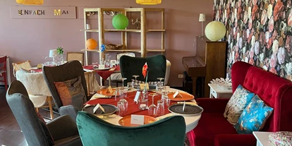 Hochzeit - Bad Herrenalb - Loungeecke vor der Blumenwand - EvenTraum Lola