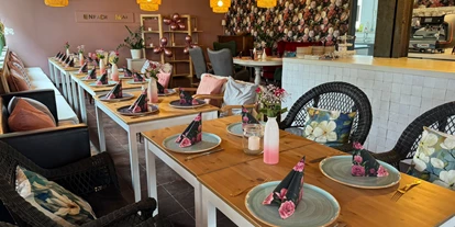 Hochzeit - Bad Herrenalb - Blick auf die Theke und die Blumenwand - EvenTraum Lola