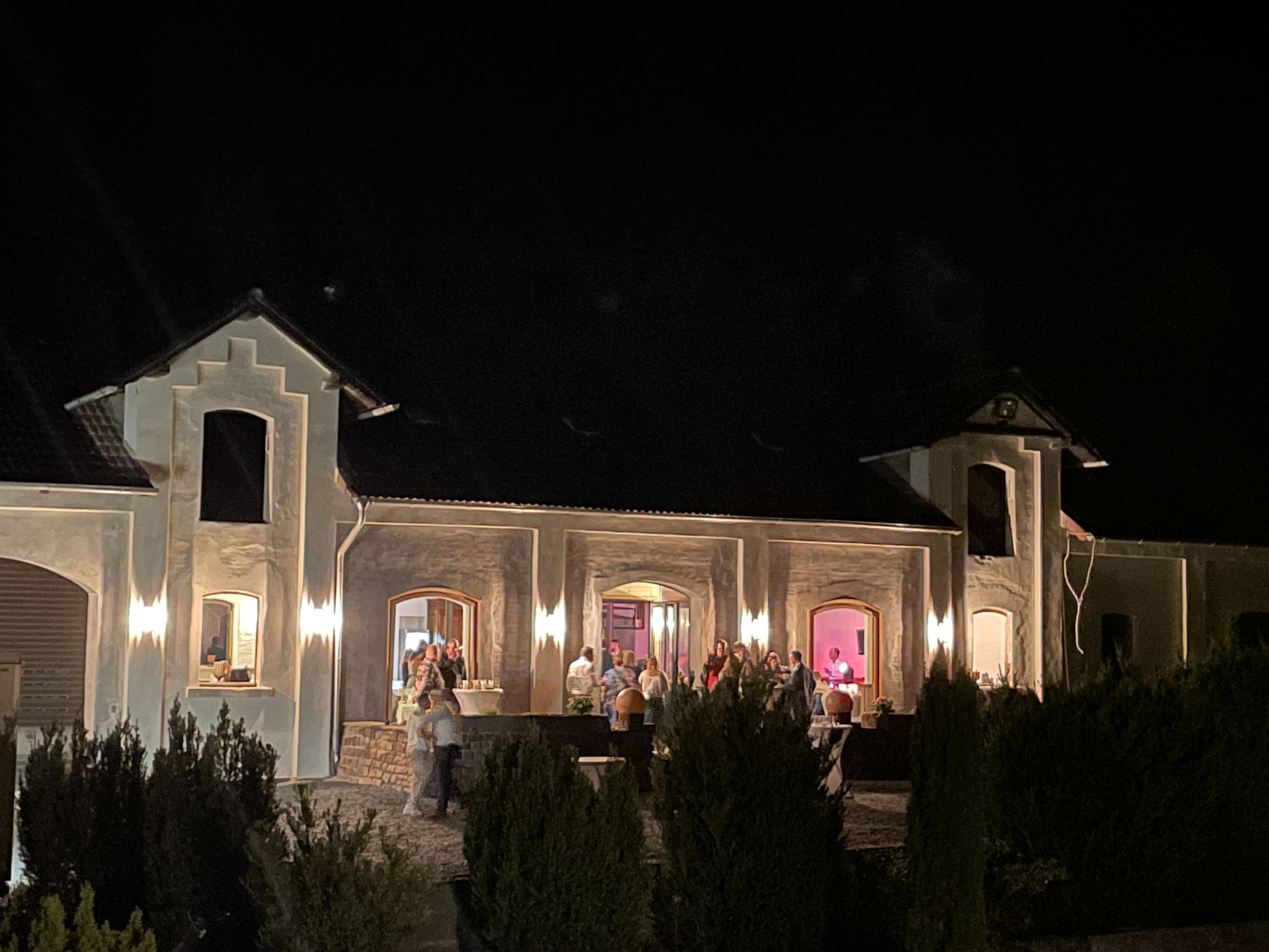 Hochzeitslocation: Eingang zum Festsaal bei Nacht - Eventlocation Burg Blankenau