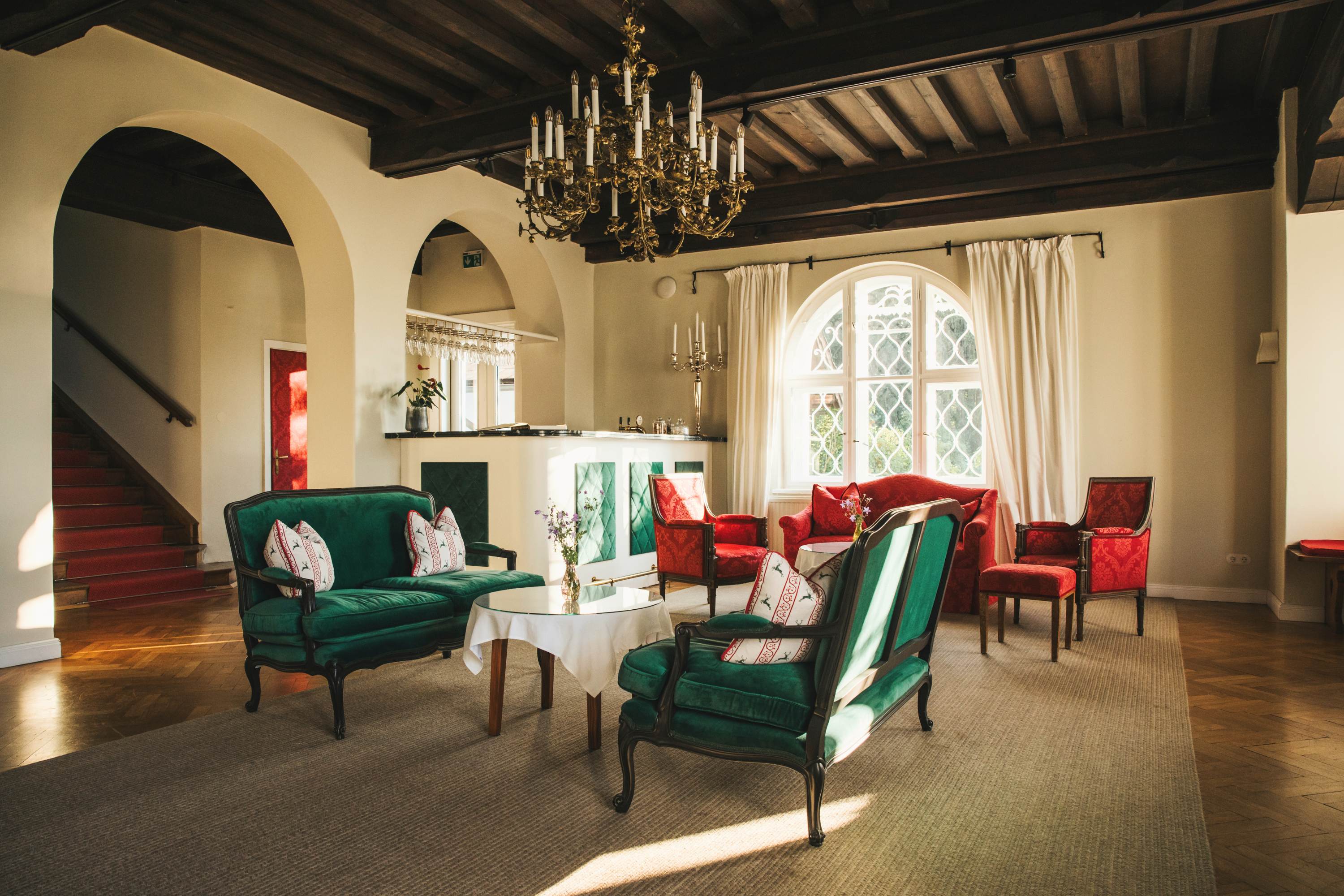 Hochzeitslocation: Entrée & Bar – Willkommen im Herzen der Villa
Wo historische Details und modernes Design auf ein Glas Champagner treffen. - Villa Weiss | Attersee