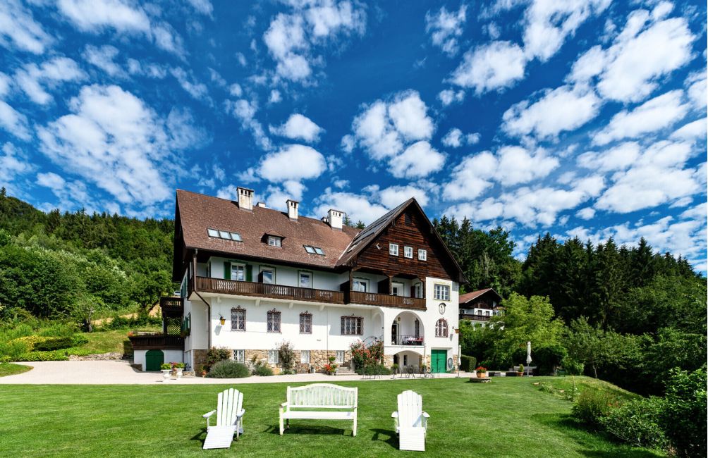Hochzeitslocation: Die Villa Weiss: majestätisch über dem Attersee gelegen, umgeben von Wiesen und altem Baumbestand. Hier treffen historische Eleganz und sommerliche Leichtigkeit aufeinander. - Villa Weiss | Attersee
