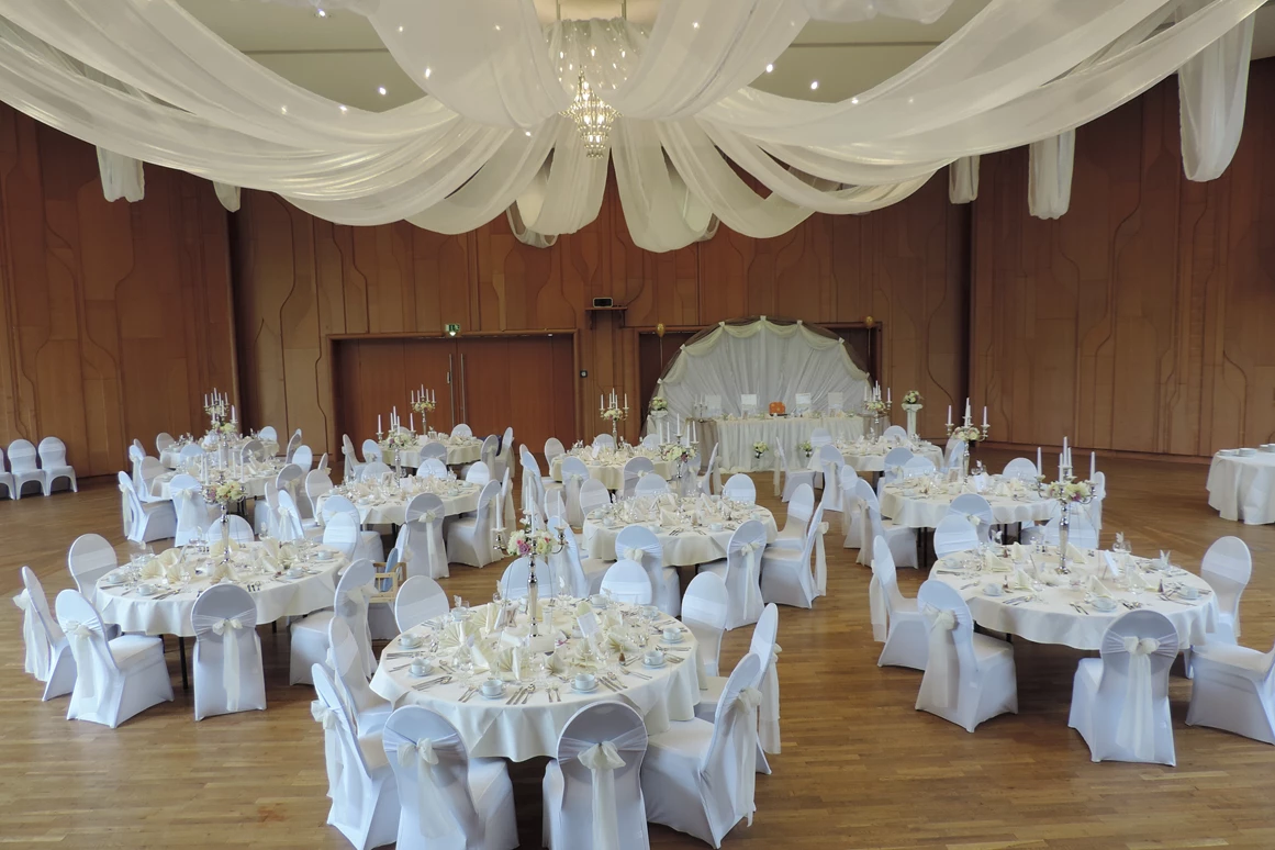 Hochzeit: Großer Saal (bis 280 Personen) mit Himmelsdecke (weiße Tücher - extra zubuchbar) - Kurhaus Bad Krozingen