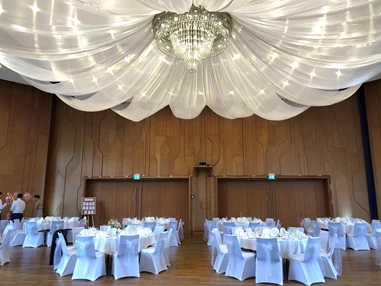 Hochzeit: Großer Saal (bis 280 Personen) mit Himmelsdecke (weiße Tücher - extra zubuchbar) - Kurhaus Bad Krozingen