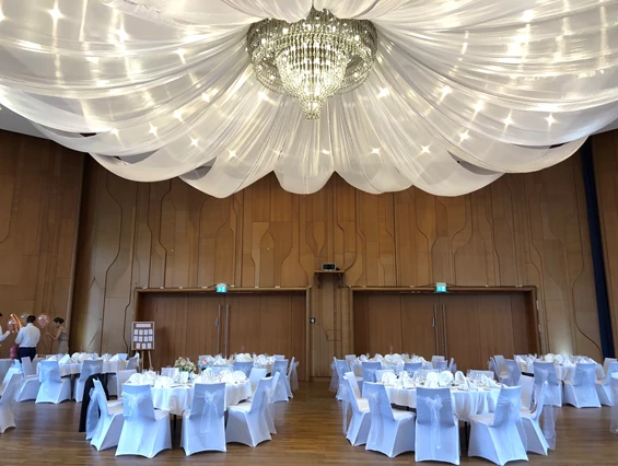 Hochzeit: Großer Saal (bis 280 Personen) mit Himmelsdecke (weiße Tücher - extra zubuchbar) - Kurhaus Bad Krozingen