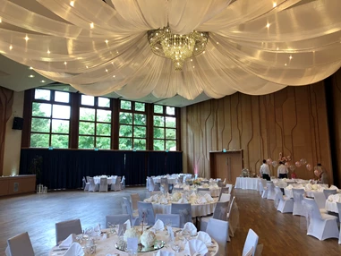 Hochzeit: Großer Saal (bis 280 Personen) mit Himmelsdecke (weiße Tücher - extra zubuchbar) - Kurhaus Bad Krozingen