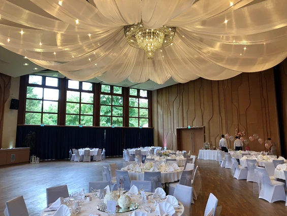 Hochzeit: Großer Saal (bis 280 Personen) mit Himmelsdecke (weiße Tücher - extra zubuchbar) - Kurhaus Bad Krozingen