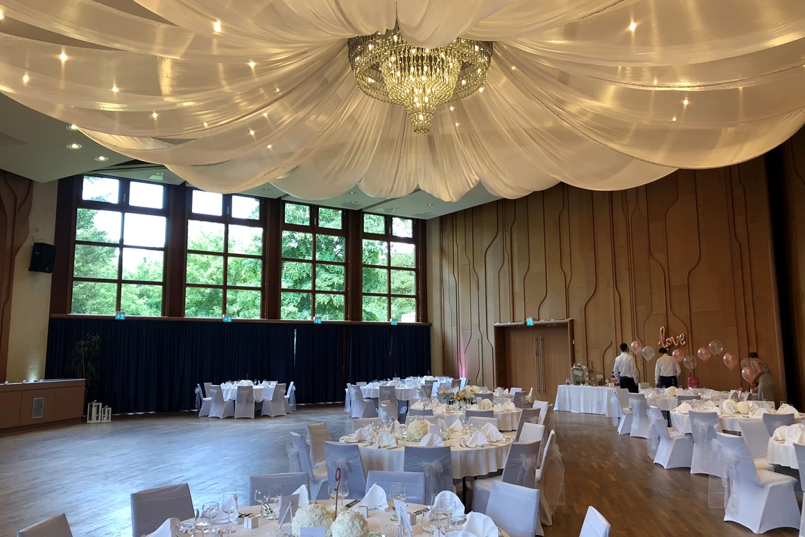 Hochzeit: Großer Saal (bis 280 Personen) mit Himmelsdecke (weiße Tücher - extra zubuchbar) - Kurhaus Bad Krozingen