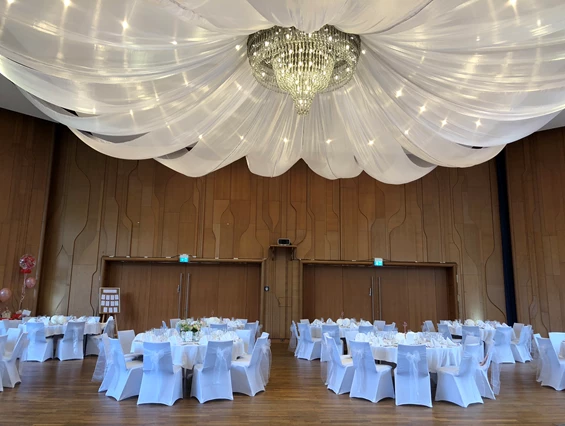 Hochzeit: Großer Saal (bis 280 Personen) mit Himmelsdecke (weiße Tücher - extra zubuchbar) - Kurhaus Bad Krozingen