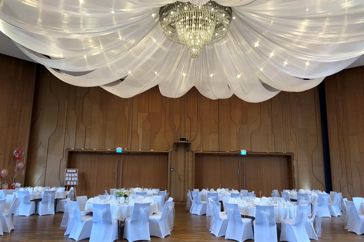 Hochzeit: Großer Saal (bis 280 Personen) mit Himmelsdecke (weiße Tücher - extra zubuchbar) - Kurhaus Bad Krozingen