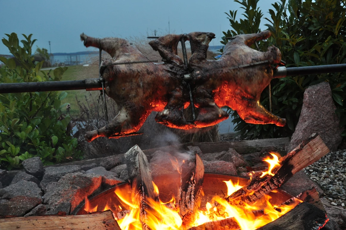 Hochzeit: Rotweipute am Spieß - Trattoria al Faro