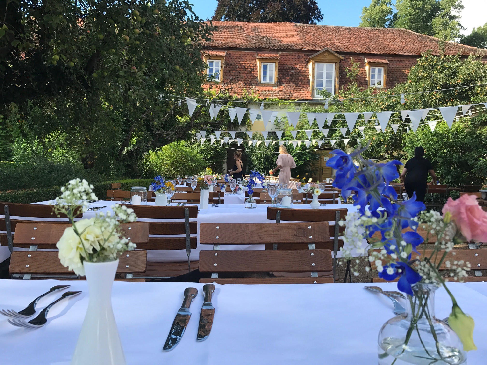 Hochzeitslocation: Hochzeit vorm Marstall - Schloss Dennenlohe