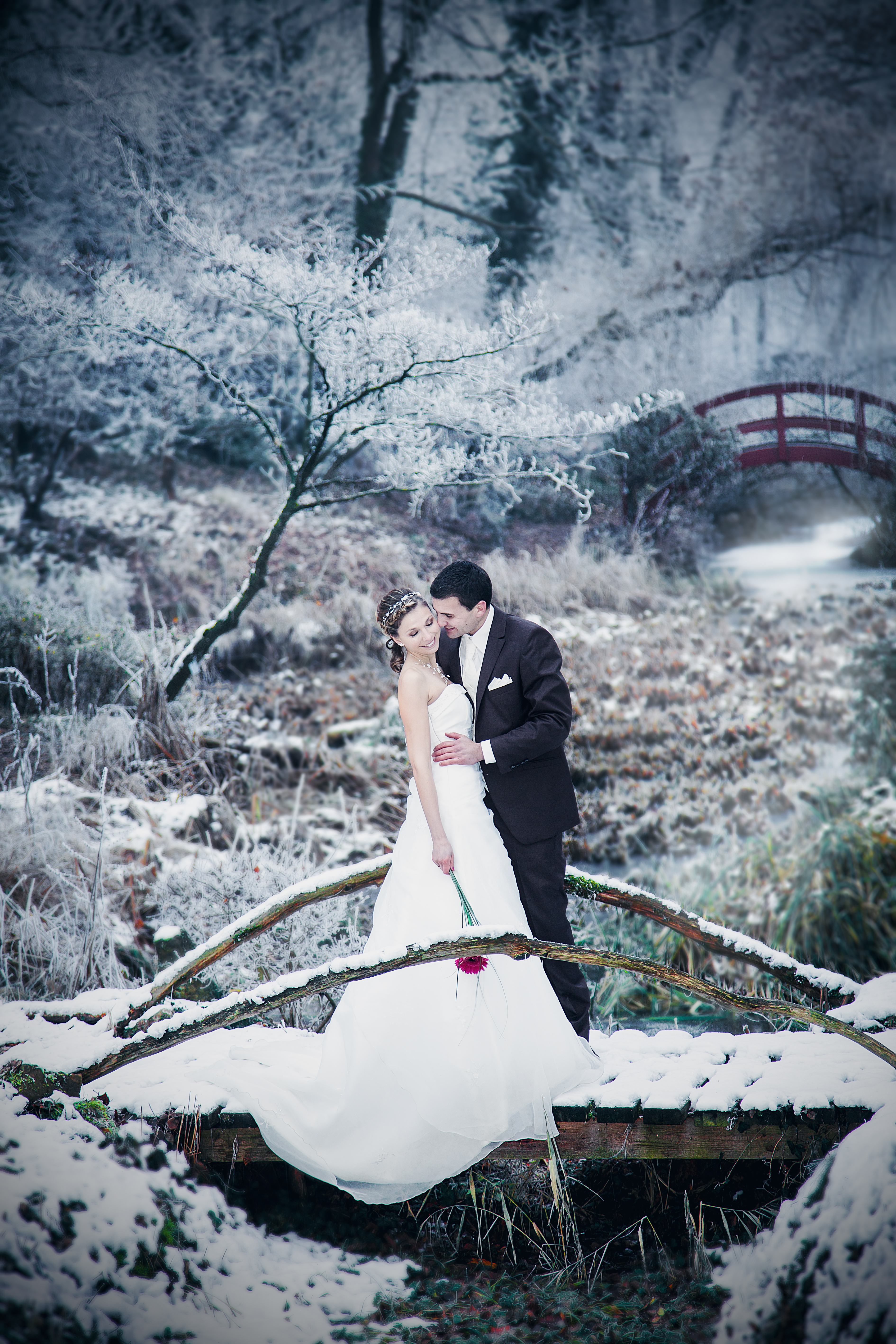 Hochzeitslocation: Brautpaar im Winter - Schloss Dennenlohe