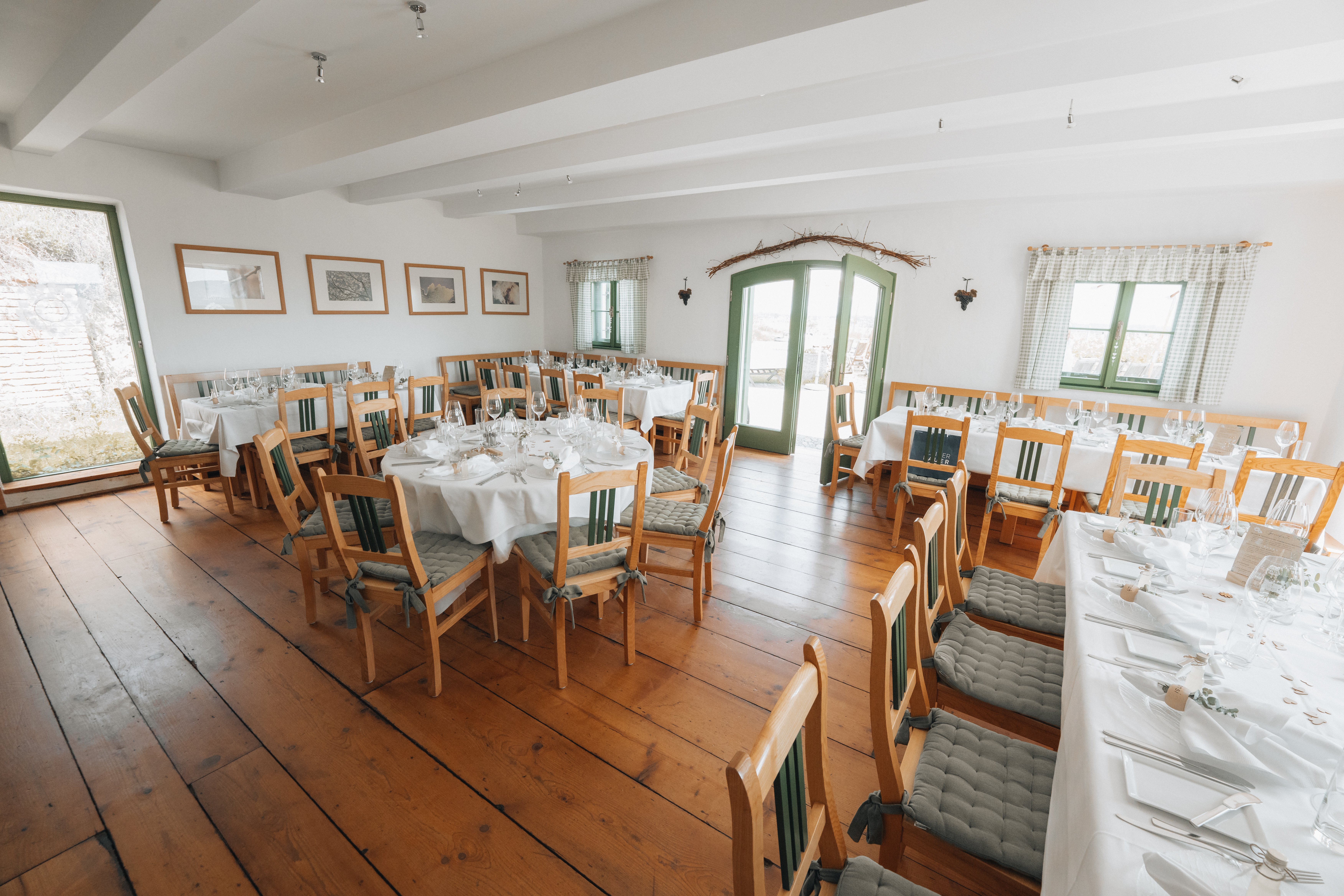 Hochzeit - Hochzeits-Stil: Boho - Straß im Straßertale - Hauptraum vom Winzerhaus Kitzler in Niederösterreich. - Winzerhaus Kitzler