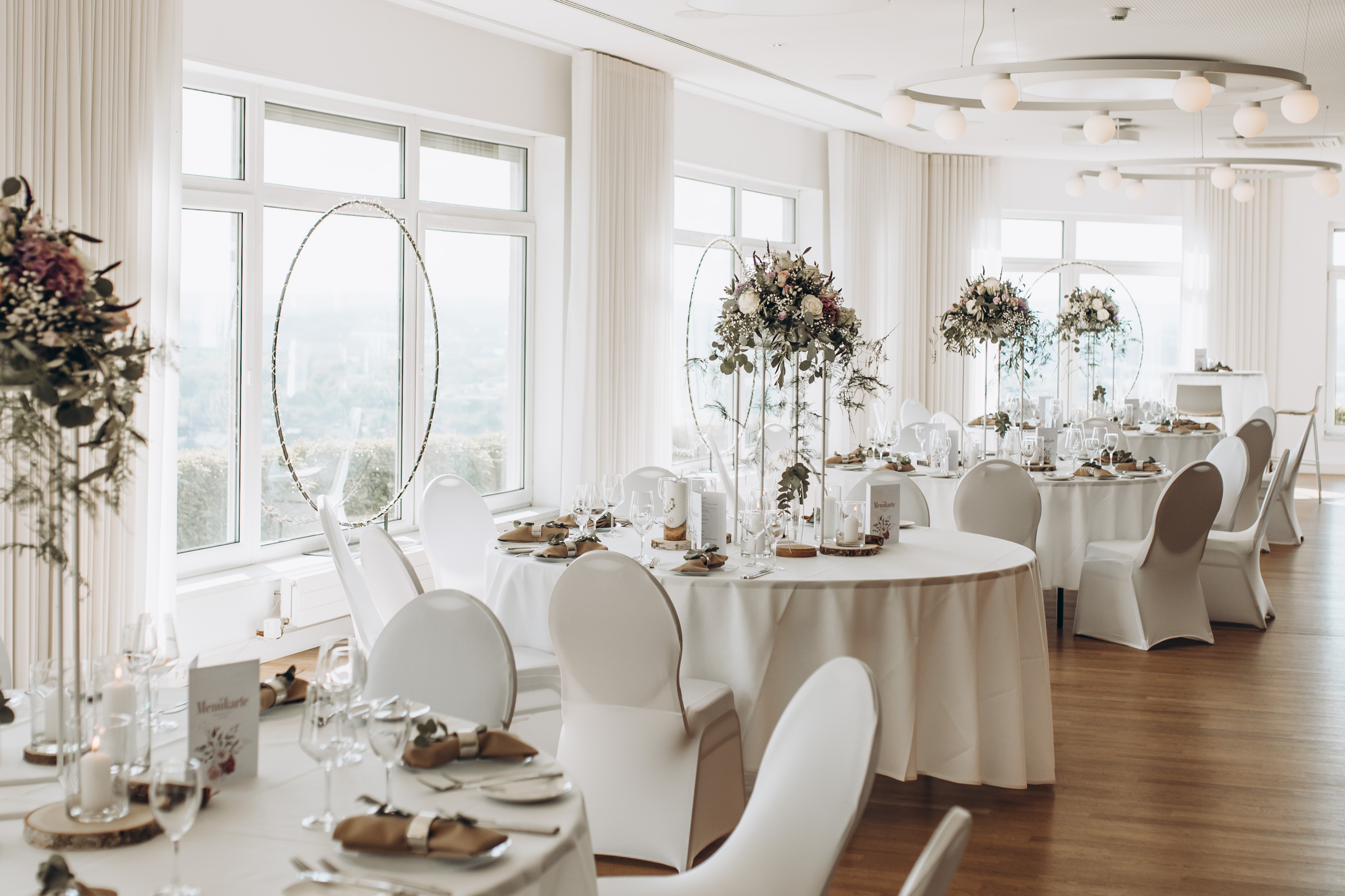 Hochzeit - Saarland - Der Ballsaal vom Schlossberg Hotel Homburg mit Beispieldeko. - Schlossberg Hotel Homburg