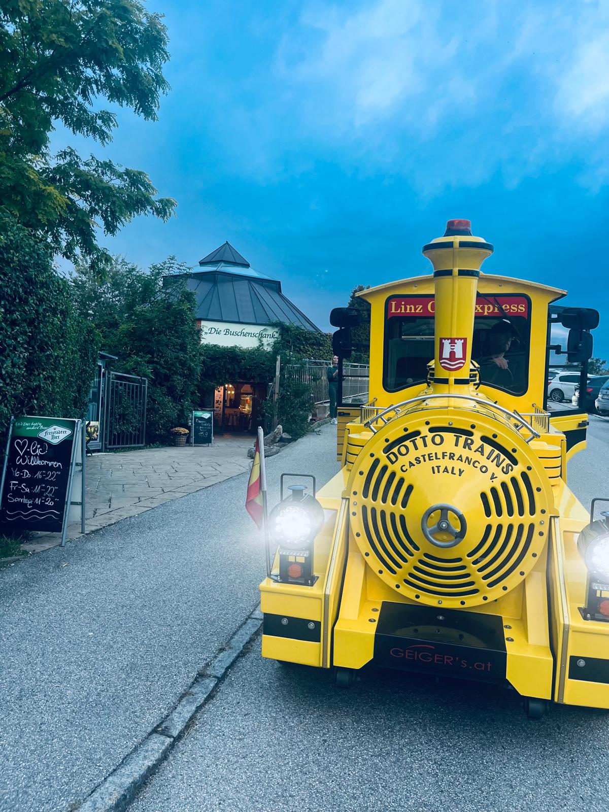 Hochzeitslocation: Ein tolles Erlebnis - Linzer Bummelzug kommt in wenigen Minuten zur uns am Berg! - Die Buschenschank