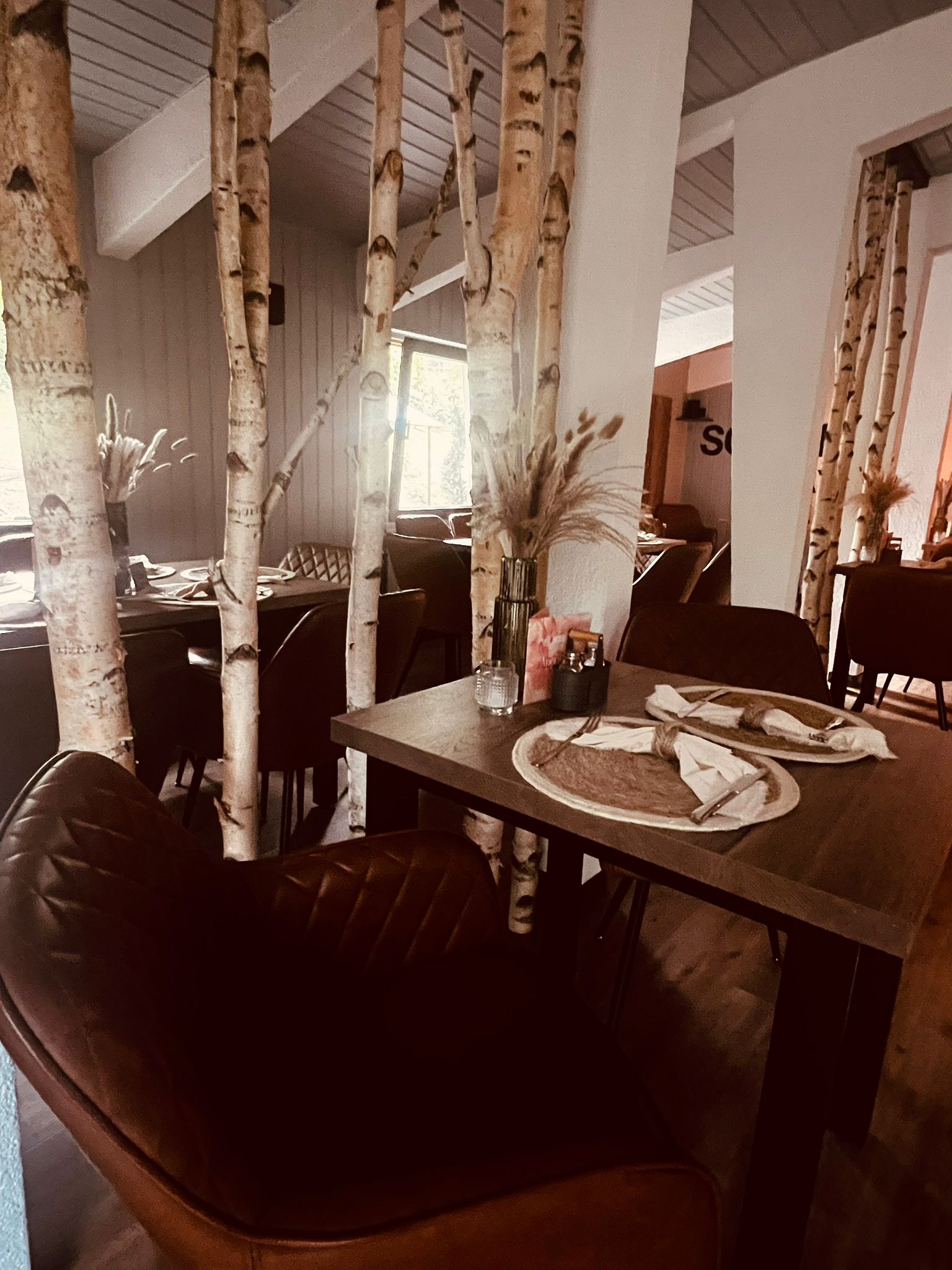 Hochzeitslocation: Gedeckter Tisch zwischen Birkenstämmen im Restaurant Schmiedehafen - Restaurant Schmiedehafen