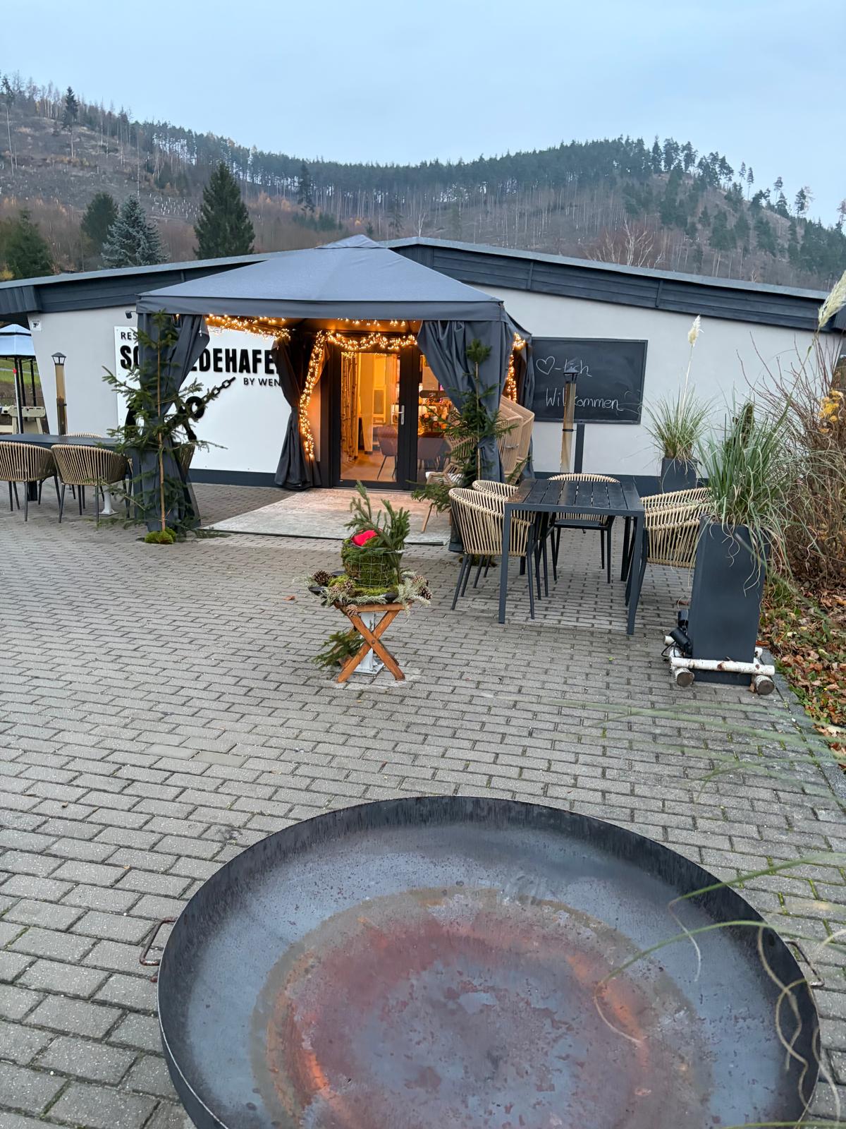 Mariage - Schwarzburg - Außenansicht des Schmiedehafens mit Terrasse und Feuerschale - Restaurant Schmiedehafen