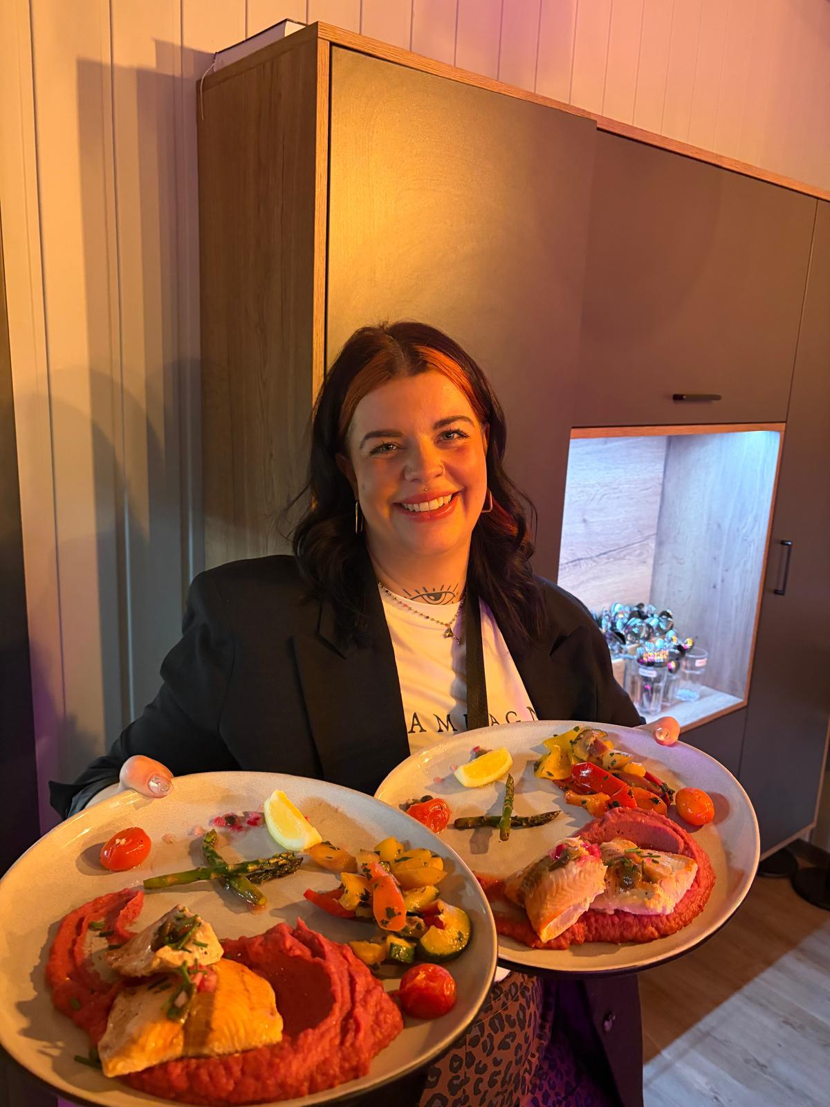 Hochzeitslocation: Frisch angerichtete Speisen im Service - Restaurant Schmiedehafen