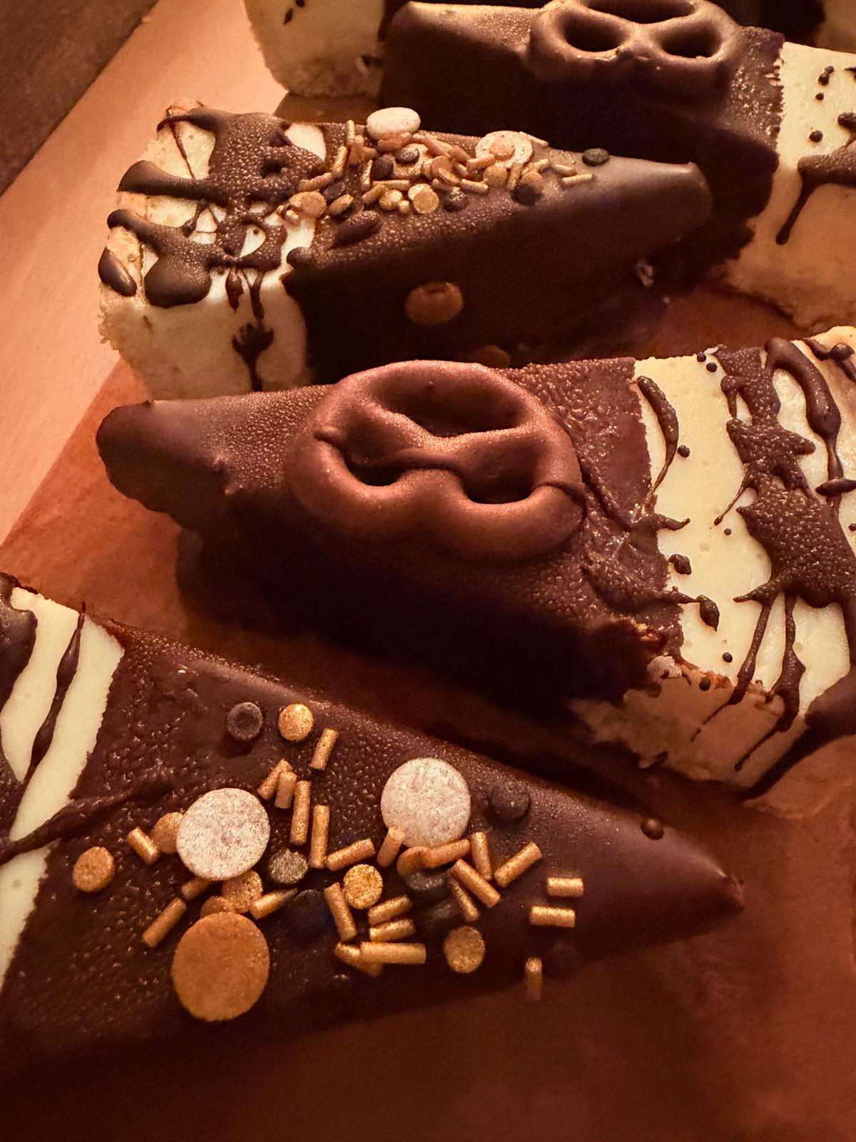 Hochzeitslocation: Detail einer individuell dekorierten Torte - Restaurant Schmiedehafen