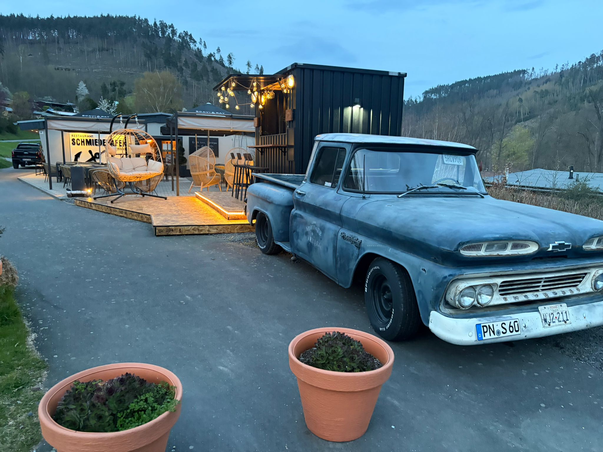 Mariage - Schwarzburg - Schmiedehafen an der Portenschmiede mit blauem Chevrolet Apache und Hafenbar - Restaurant Schmiedehafen