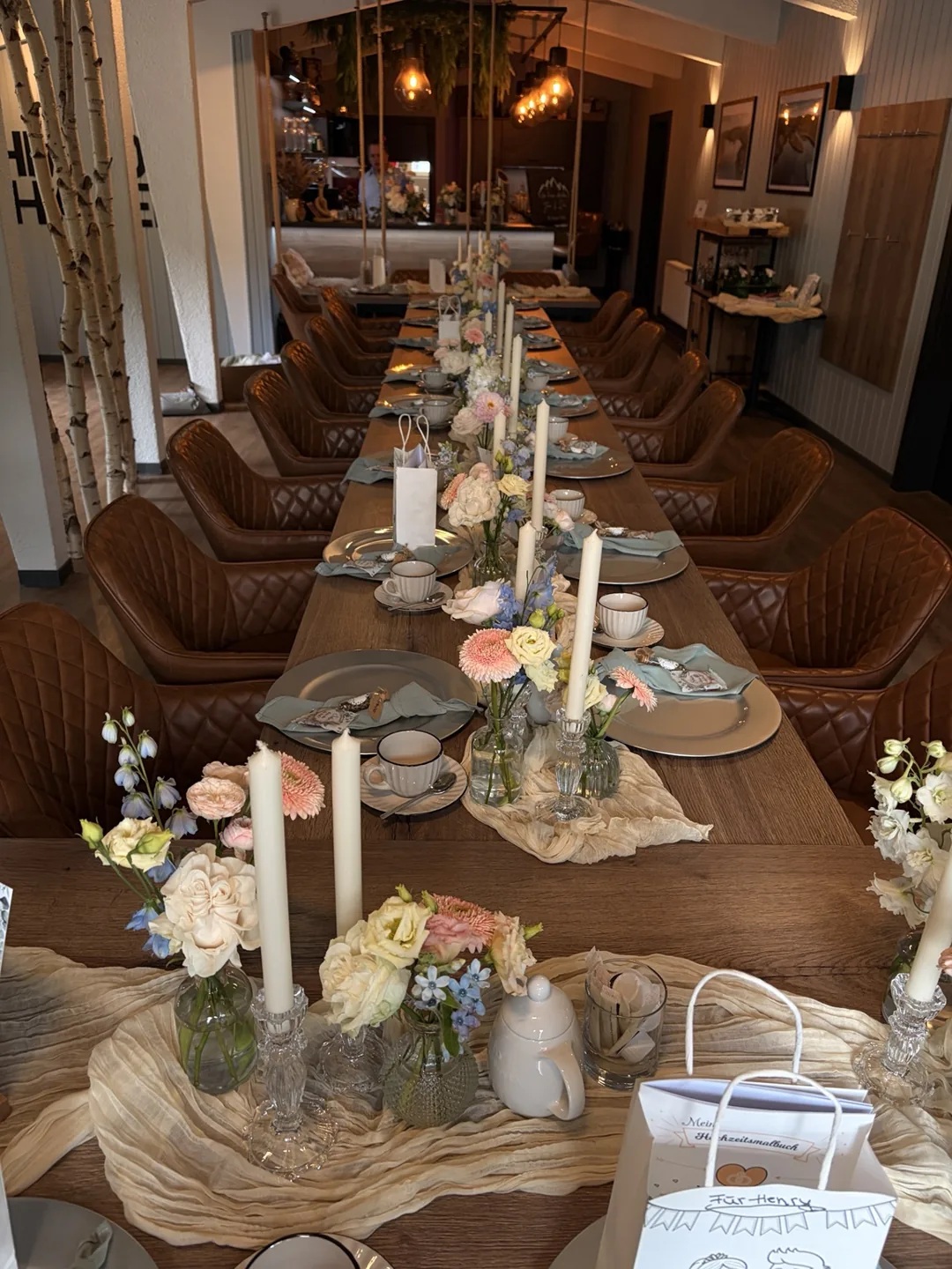 Hochzeitslocation: Festlich gedeckte Hochzeitstafel im Schmiedehafen mit Blumen, Kerzen und persönlichen Gedecken – Gestaltung nach Absprache. - Restaurant Schmiedehafen